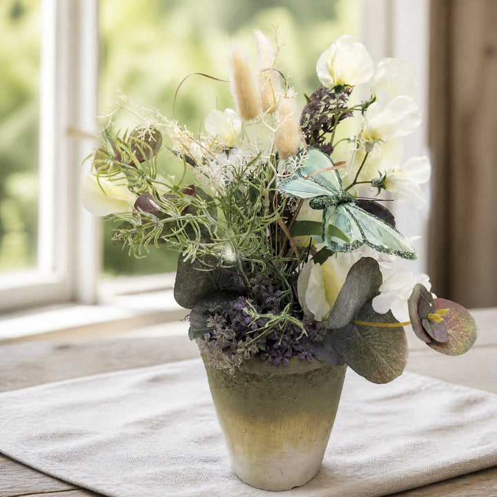 Szene Sommergesteck Schmetterling Wicken Lavendel weiß lila im Topf