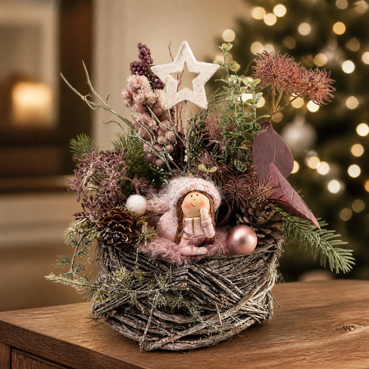 Szene Weihnachtsgesteck Mädchen Stern Kugel Zapfen rosa natur