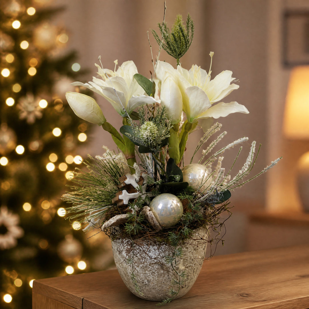 Szene Weihnachtsgesteck Amaryllis Kugeln Stern weiß creme