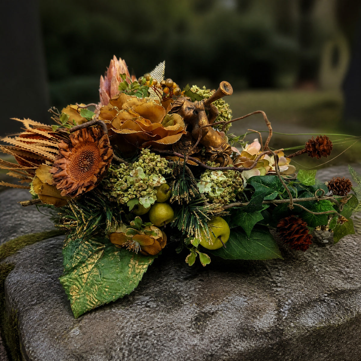 Szene Trauergesteck Engel Apfel Zapfen Rosen Efeu gold grün