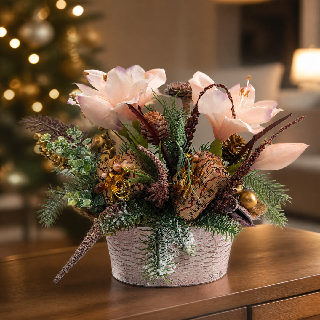 Szene Weihnachtsgesteck Amaryllis Zapfen Geschenke rosa grün