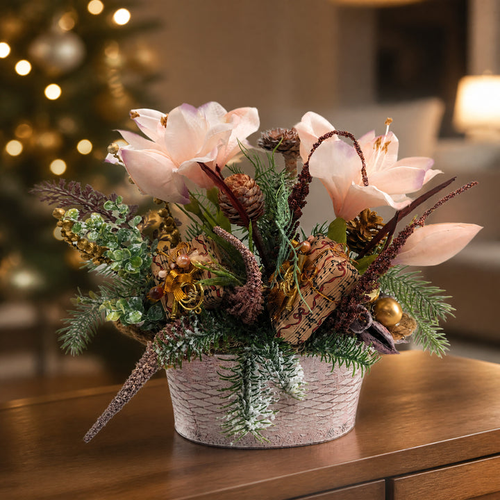 Szene Weihnachtsgesteck Amaryllis Zapfen Geschenke rosa grün