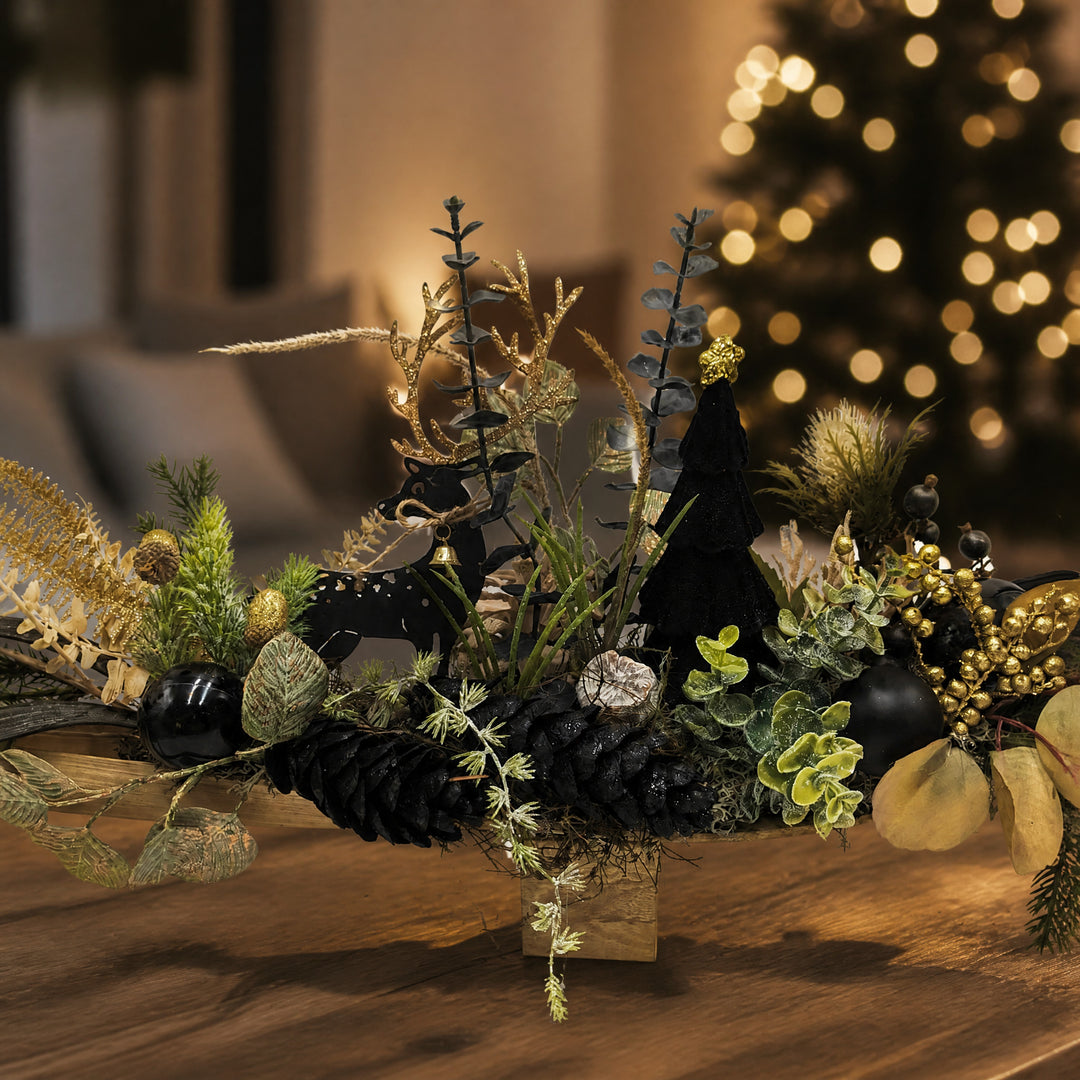 Szene Weihnachtsgesteck Hirsch Zapfen Kugeln schwarz gold modern