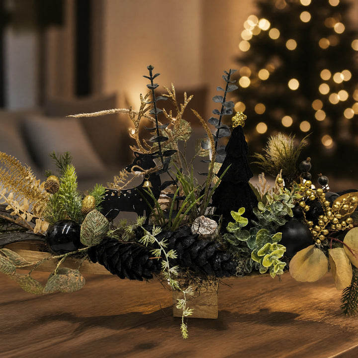 Szene Weihnachtsgesteck Hirsch Zapfen Kugeln schwarz gold modern