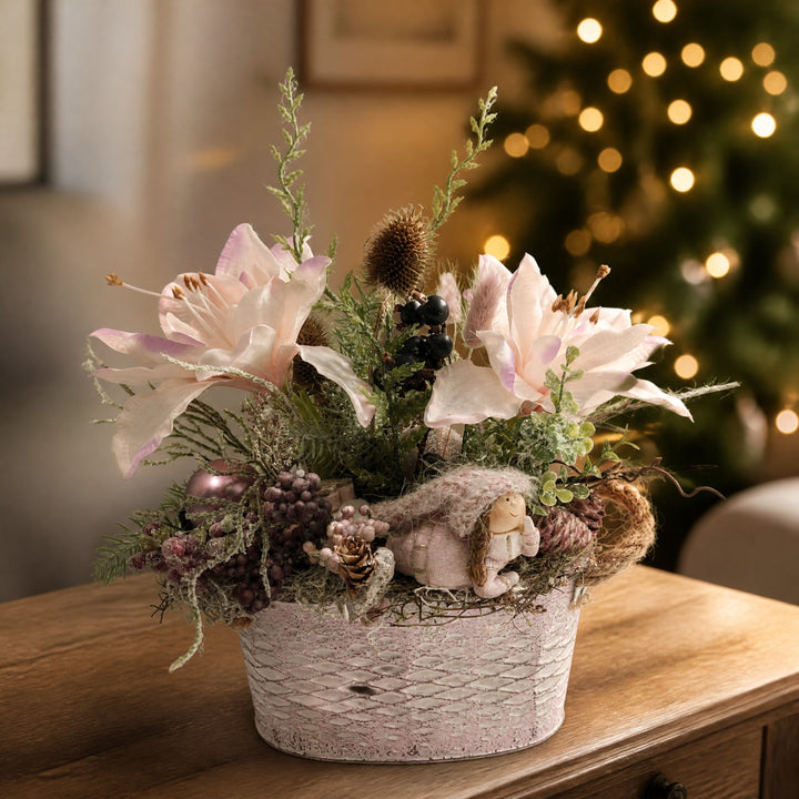 Szene Weihnachtsgesteck Amaryllis Kugeln Mädchen rosa lila