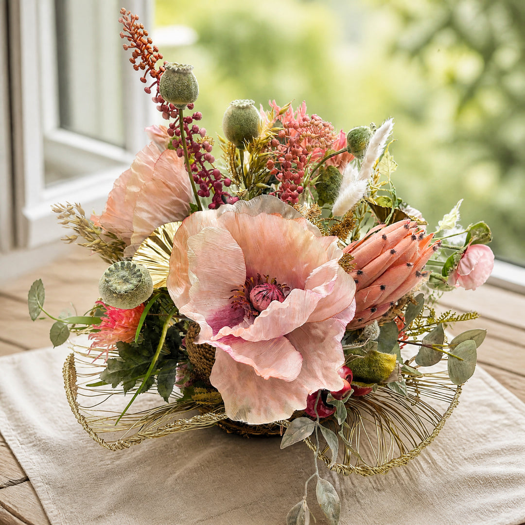 Szene Sommergesteck Mohn Protea Spider rosa gold