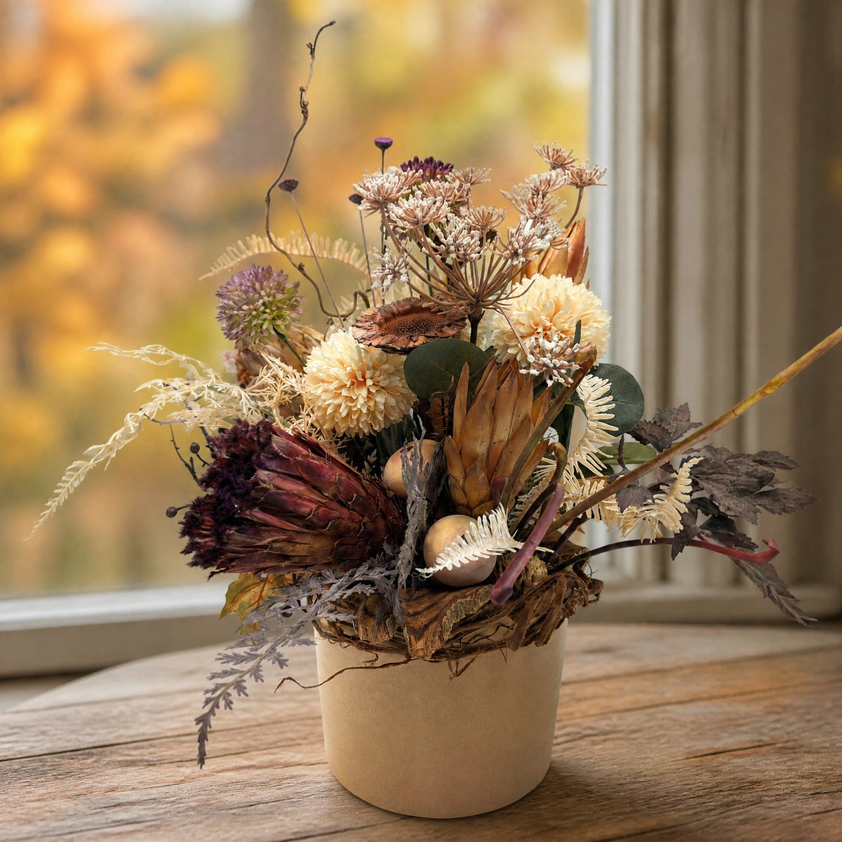 Szene Herbstgesteck Allium Chrysantheme Protea apricot lila