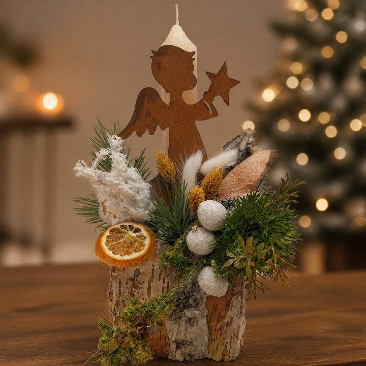 Szene Weihnachtsgesteck Engel Kerze Orangenscheibe creme orange