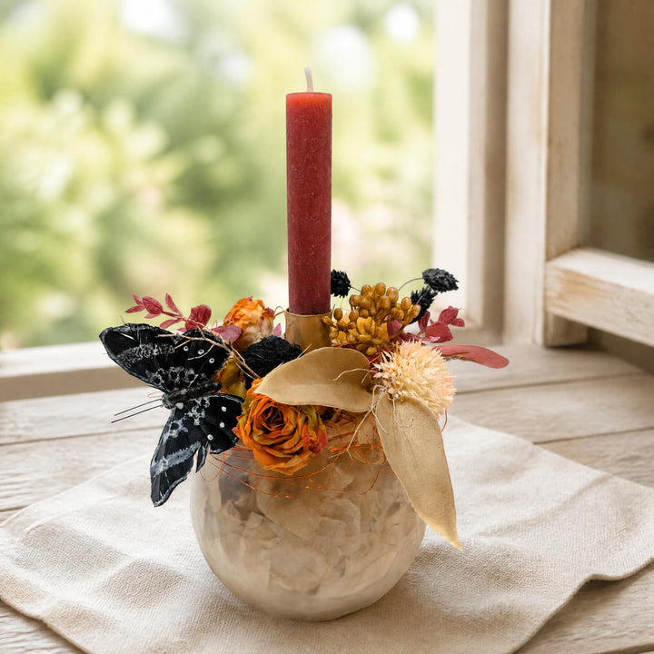 Szene Sommergesteck Schmetterling Rosen Kerze creme orange
