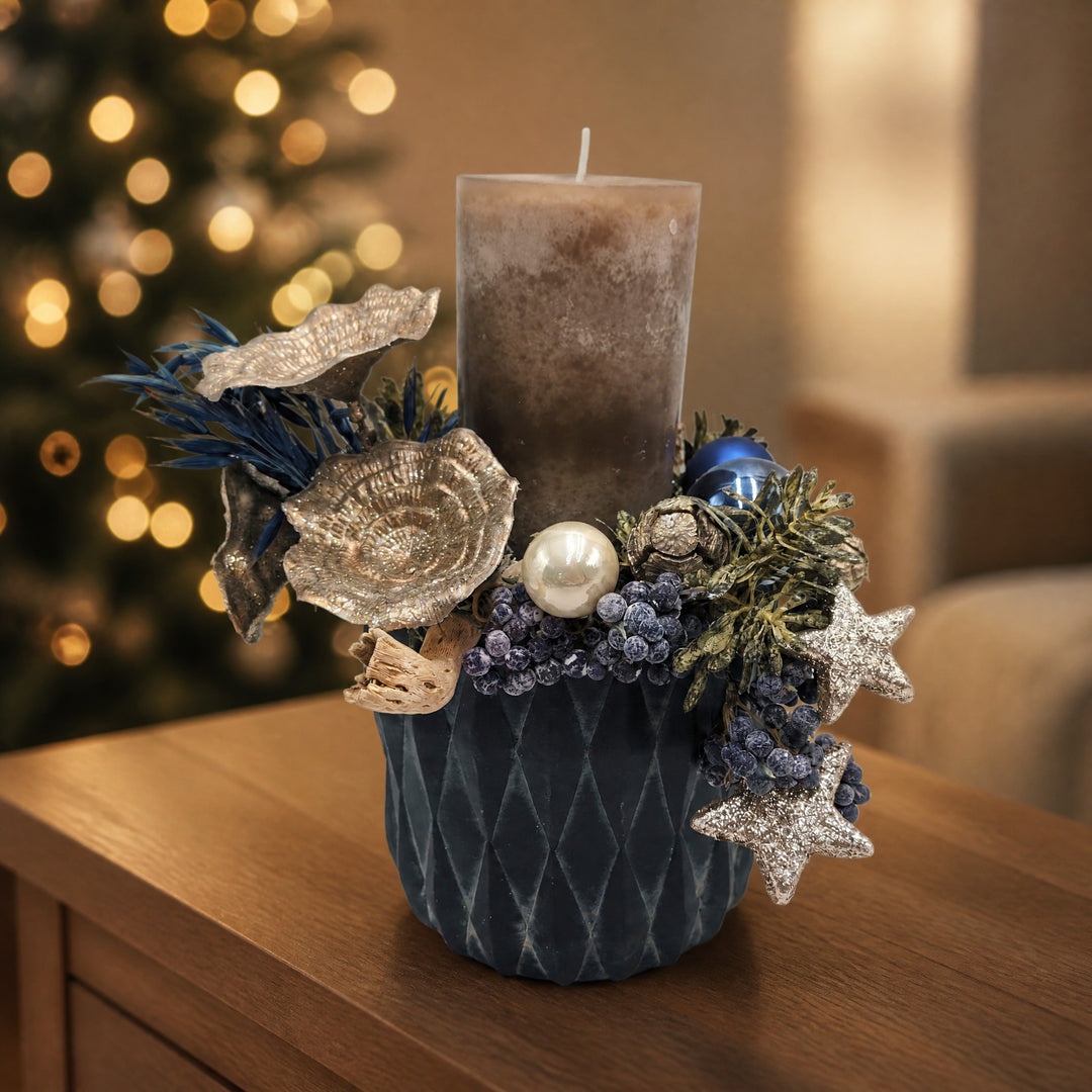 Szene Weihnachtsgesteck Kerze Kugel Stern Beeren blau taupe