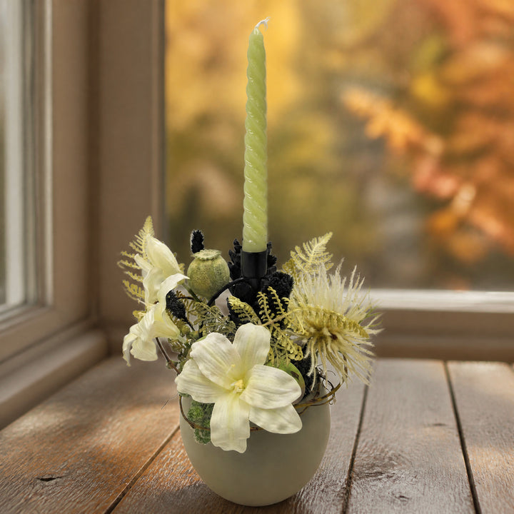 Szene Herbstgesteck Amaryllis Apfel Mohnkapsel Zapfen weiß schwarz