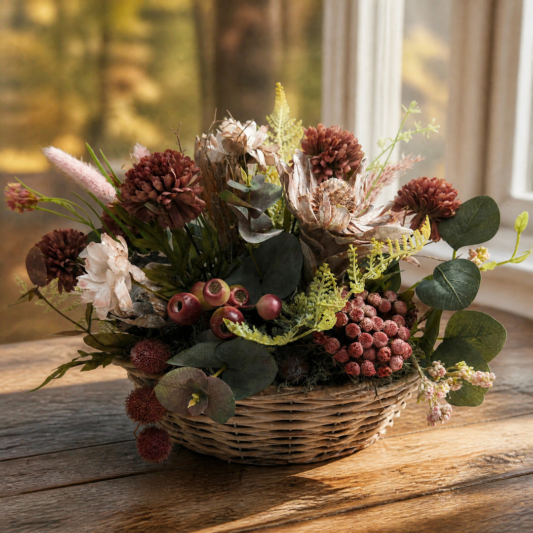 Szene Herbstgesteck Korb Chrysantheme Protea Beeren altrosa