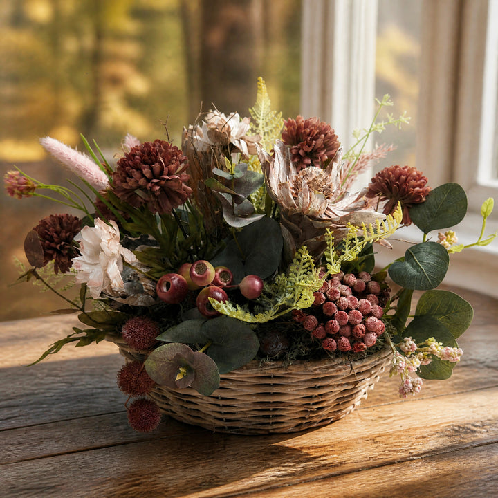 Szene Herbstgesteck Korb Chrysantheme Protea Beeren altrosa