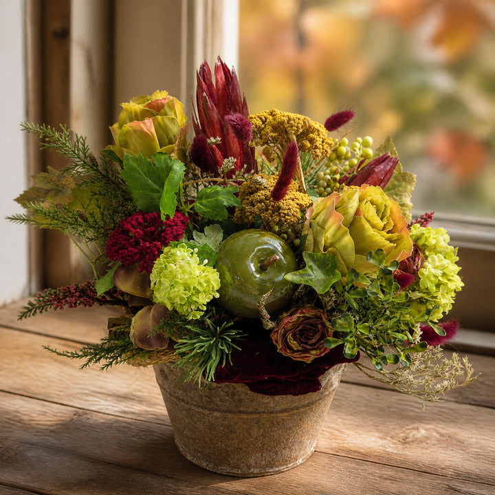 Szene Herbstgesteck Apfel Rosen Heide Beeren grün dunkelrot