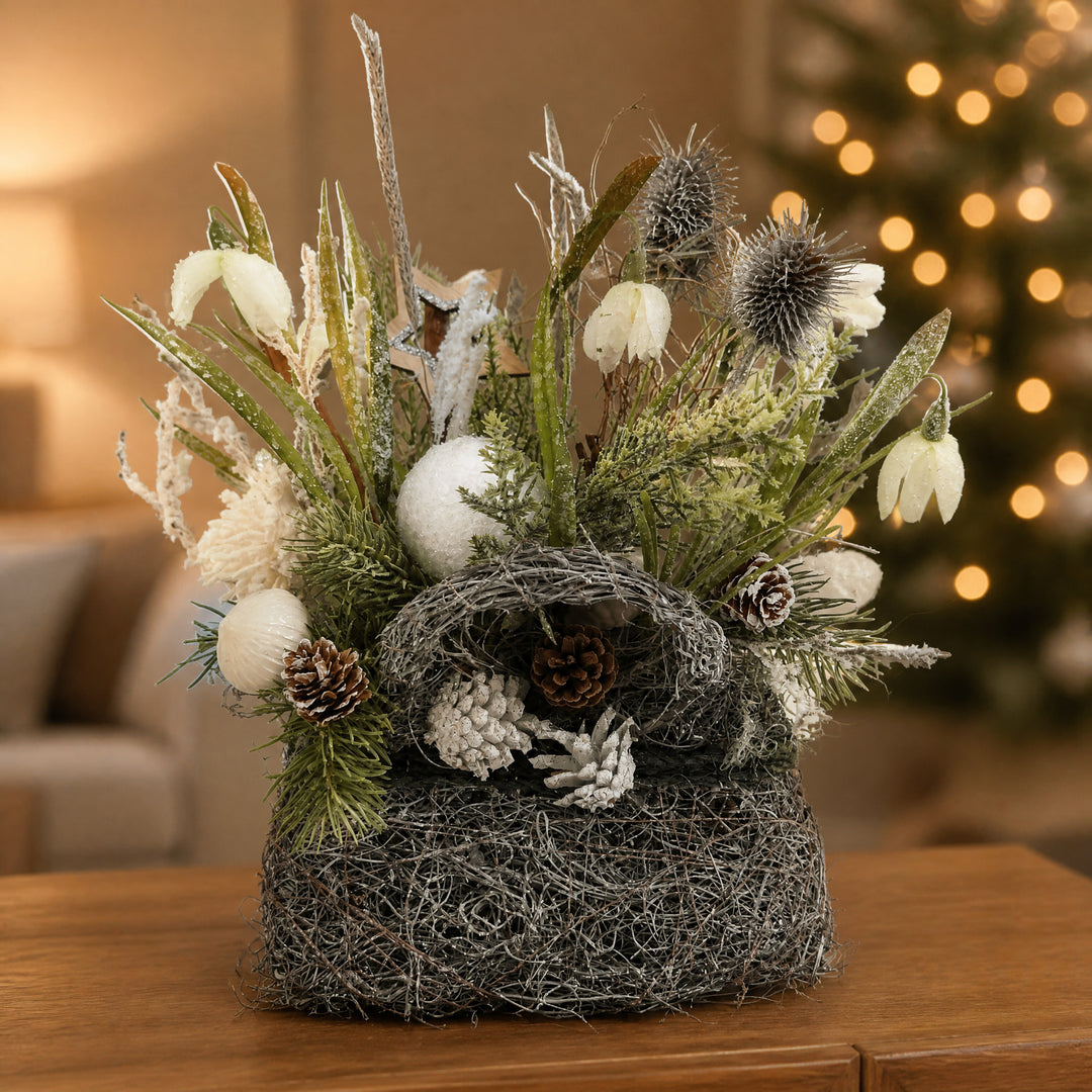 Szene Weihnachtsgesteck Kugel Zapfen Distel weiß grün