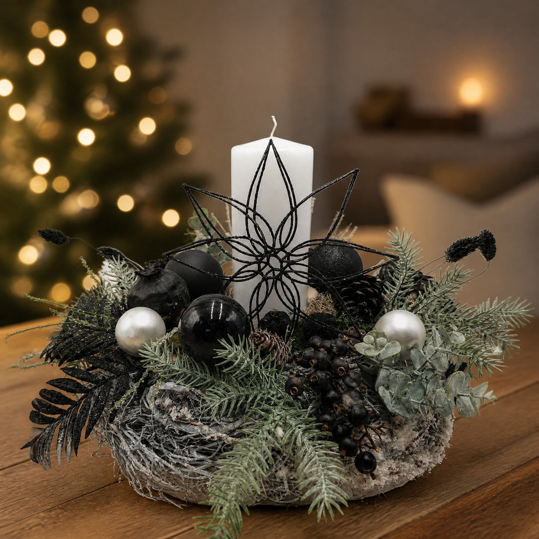 Szene Weihnachtsgesteck Kerze Kugeln Stern Eukalyptus schwarz weiß