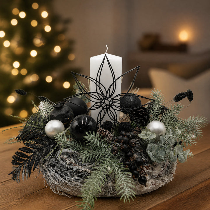 Szene Weihnachtsgesteck Kerze Kugeln Stern Eukalyptus schwarz weiß