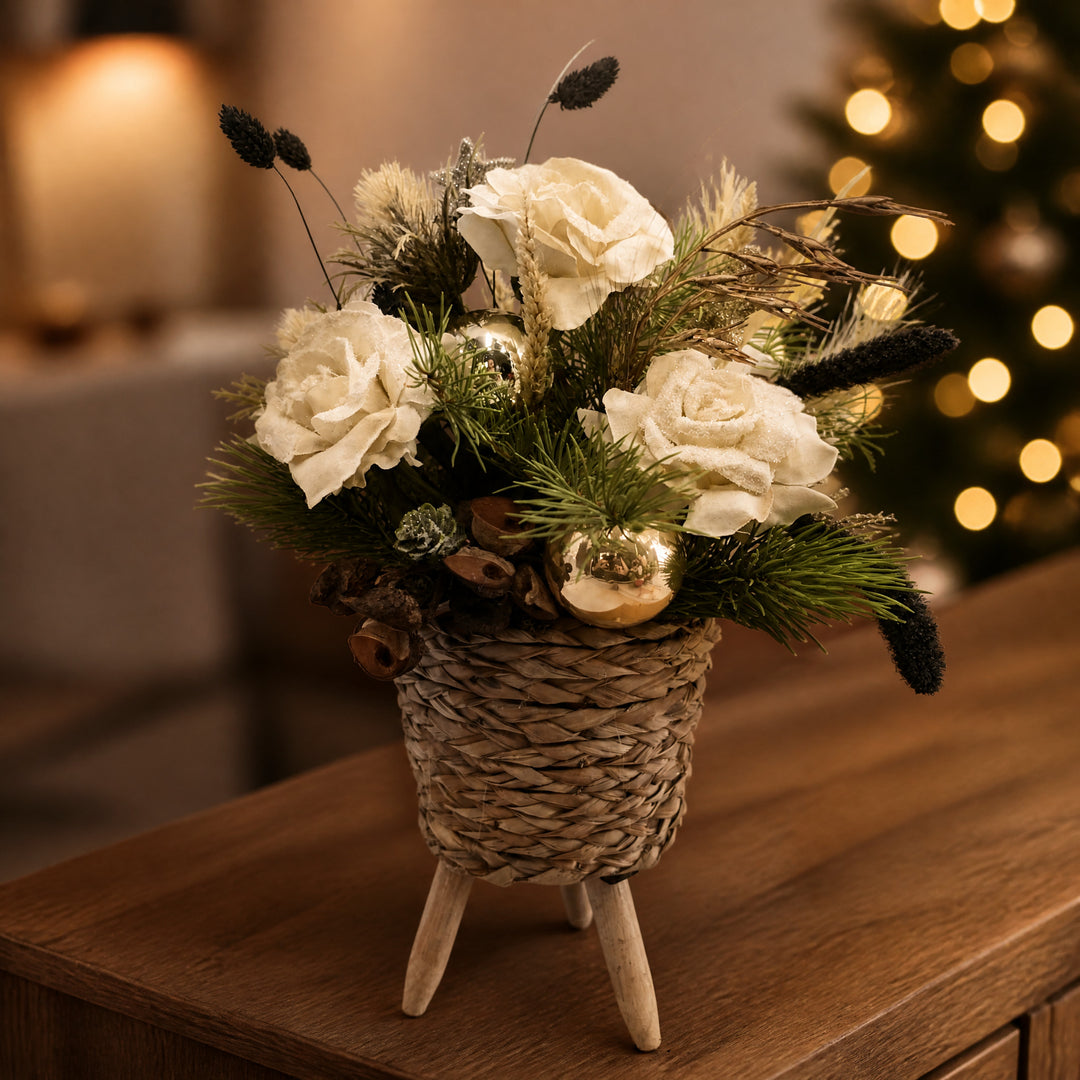 Szene Weihnachtsgesteck Rosen Kugel Stern creme natur im Korb