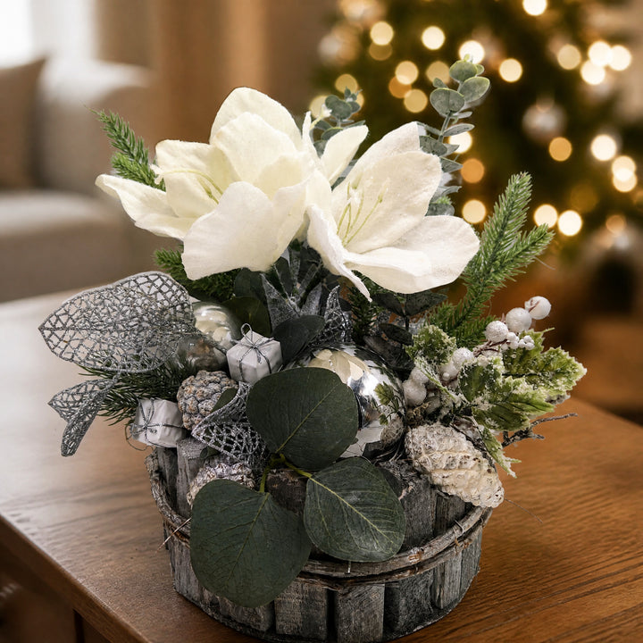 Szene Weihnachtsgesteck Amaryllis Kugel Geschenk weiß silber
