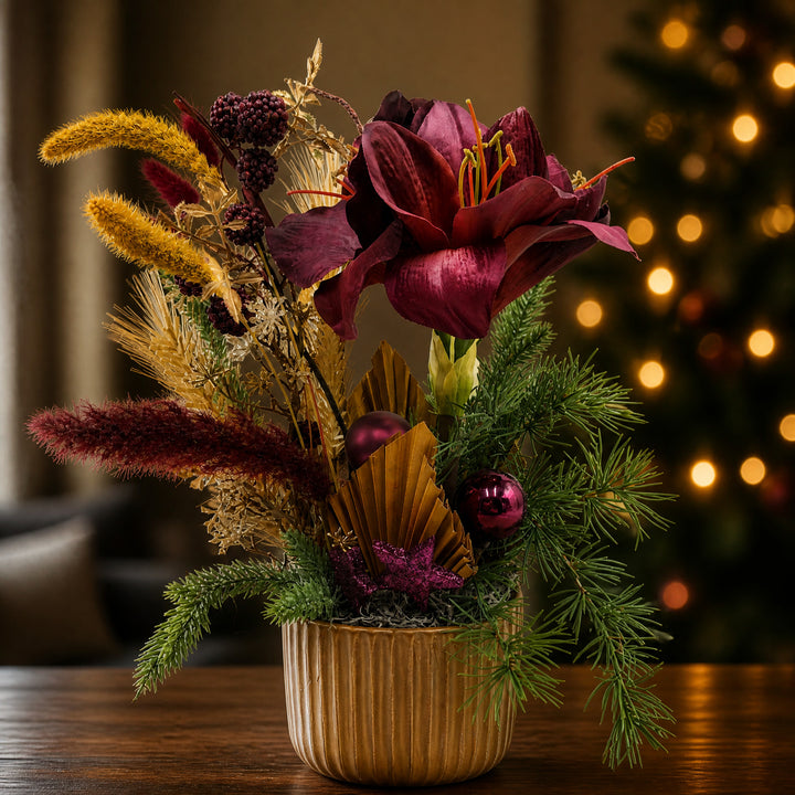 Szene Weihnachtsgesteck Amaryllis Kugeln Beeren beere gold
