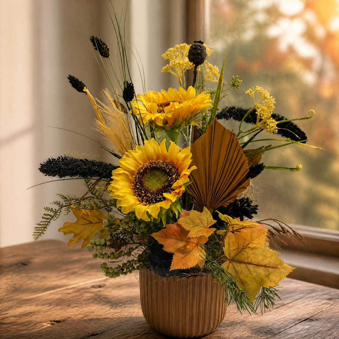 Szene Herbstgesteck Sonnenblumen Mohnkapseln Laub gelb schwarz