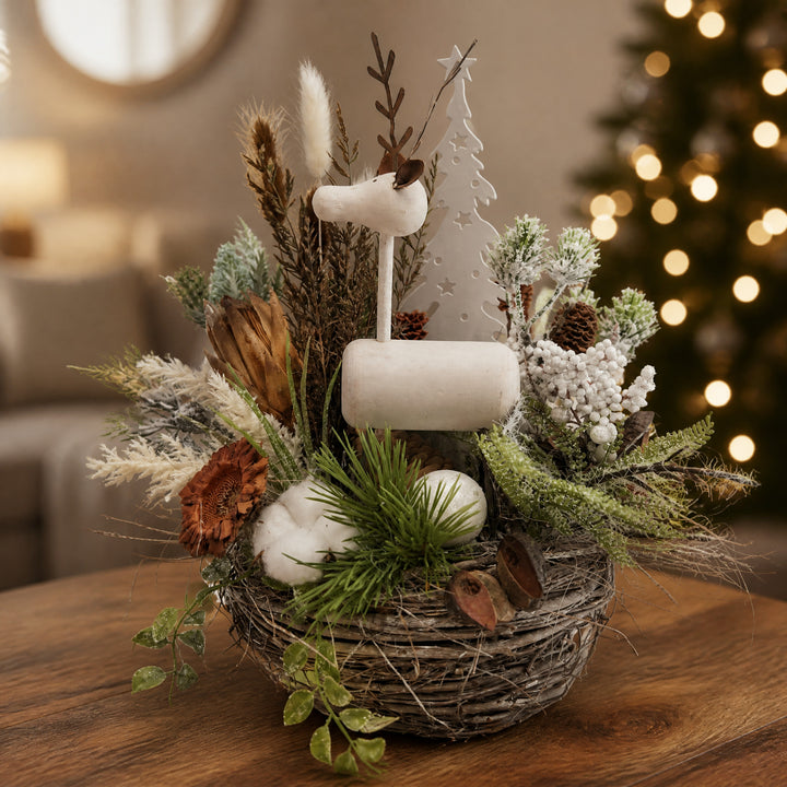 Szene Weihnachtsgesteck Hirsch Kugel Tannenbäumchen Zapfen weiß natur