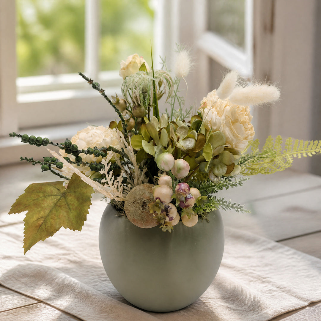Szene Sommergesteck Rosen Hortensien Beeren creme grün im Topf
