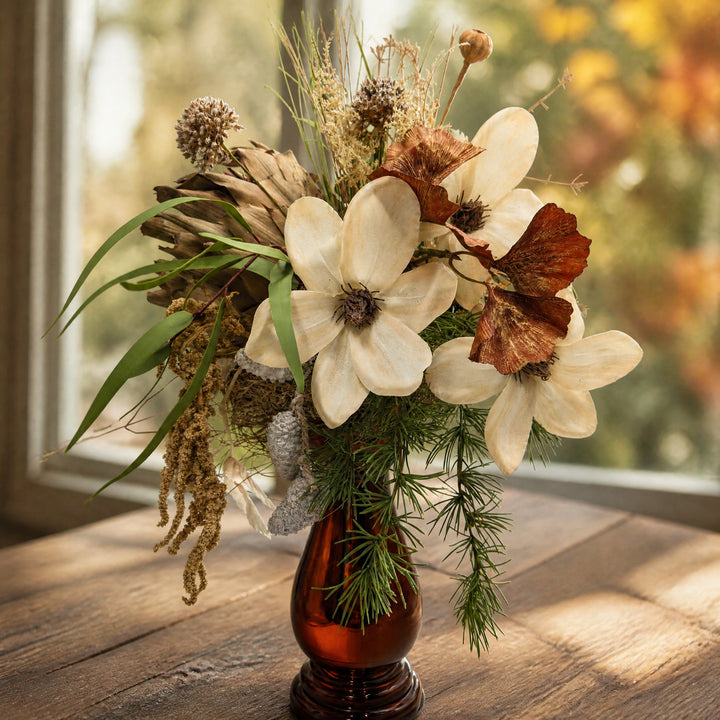 Szene Herbstgesteck Magnolie Artischocke Mohn Zapfen creme braun