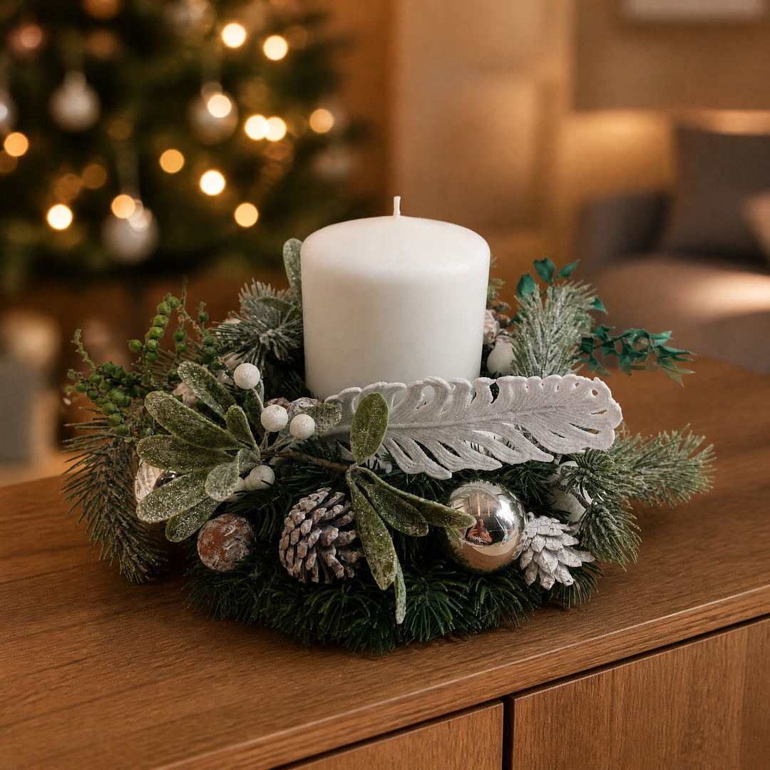 Szene Weihnachtsgesteck Kerze Kugel Feder Zapfen weiß silber grün