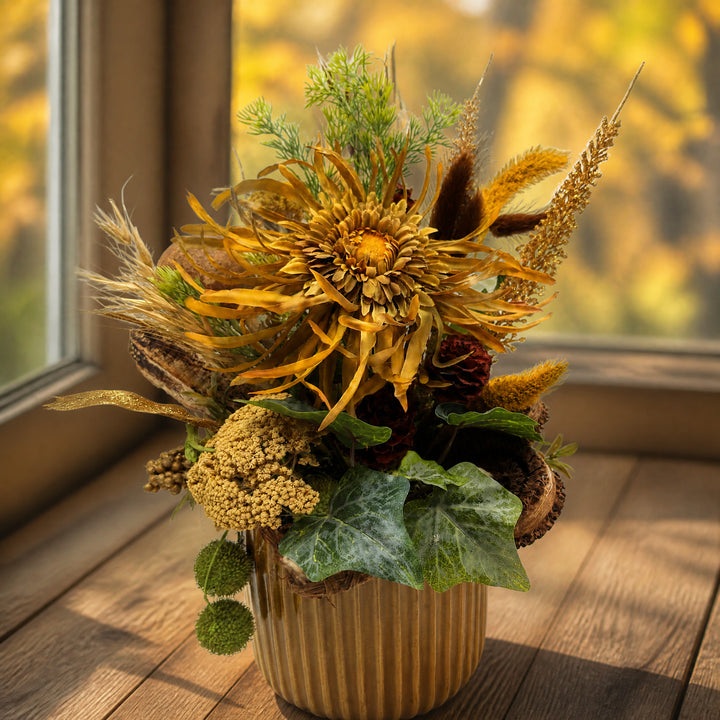Szene Herbstgesteck Sonnenblume Zapfen Beeren Gräser ocker gold