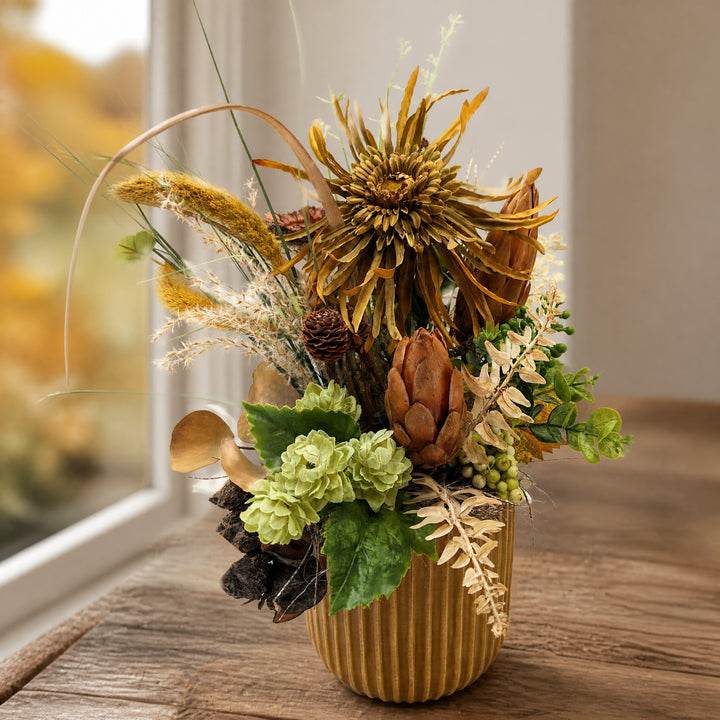 Szene Herbstgesteck Artischocke Zapfen Sonnenblume ocker natur