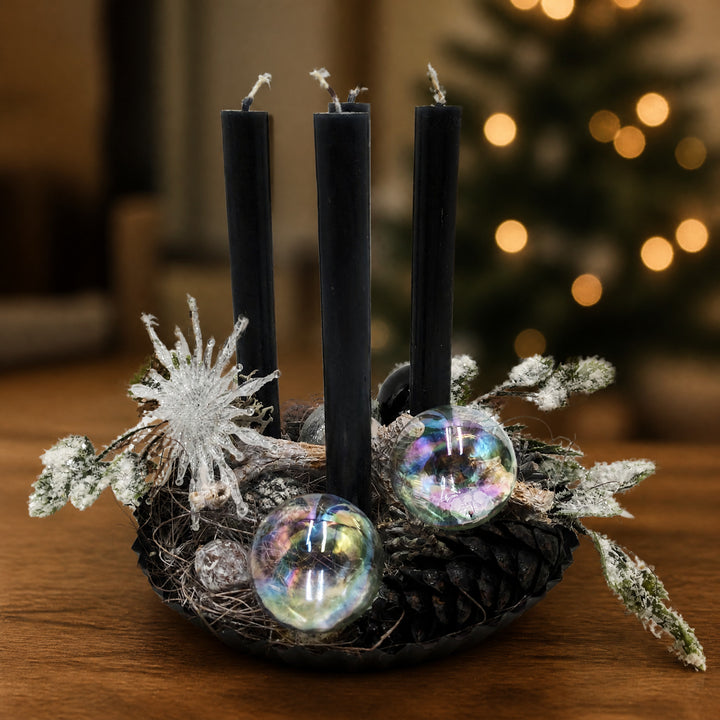 Szene Adventsgesteck modern schwarz mit Kugeln Zapfen Stern silber