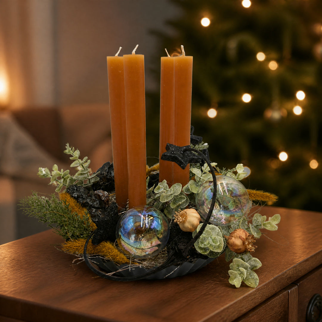 Szene Adventsgesteck Kugeln Sterne Eukalyptus ocker schwarz