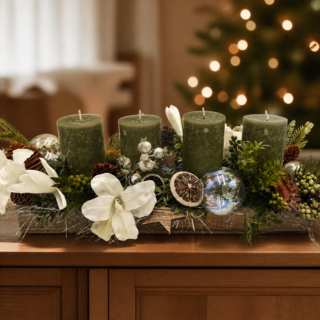 Szene Adventsgesteck Kugeln Orangen Stern Amaryllis grün creme
