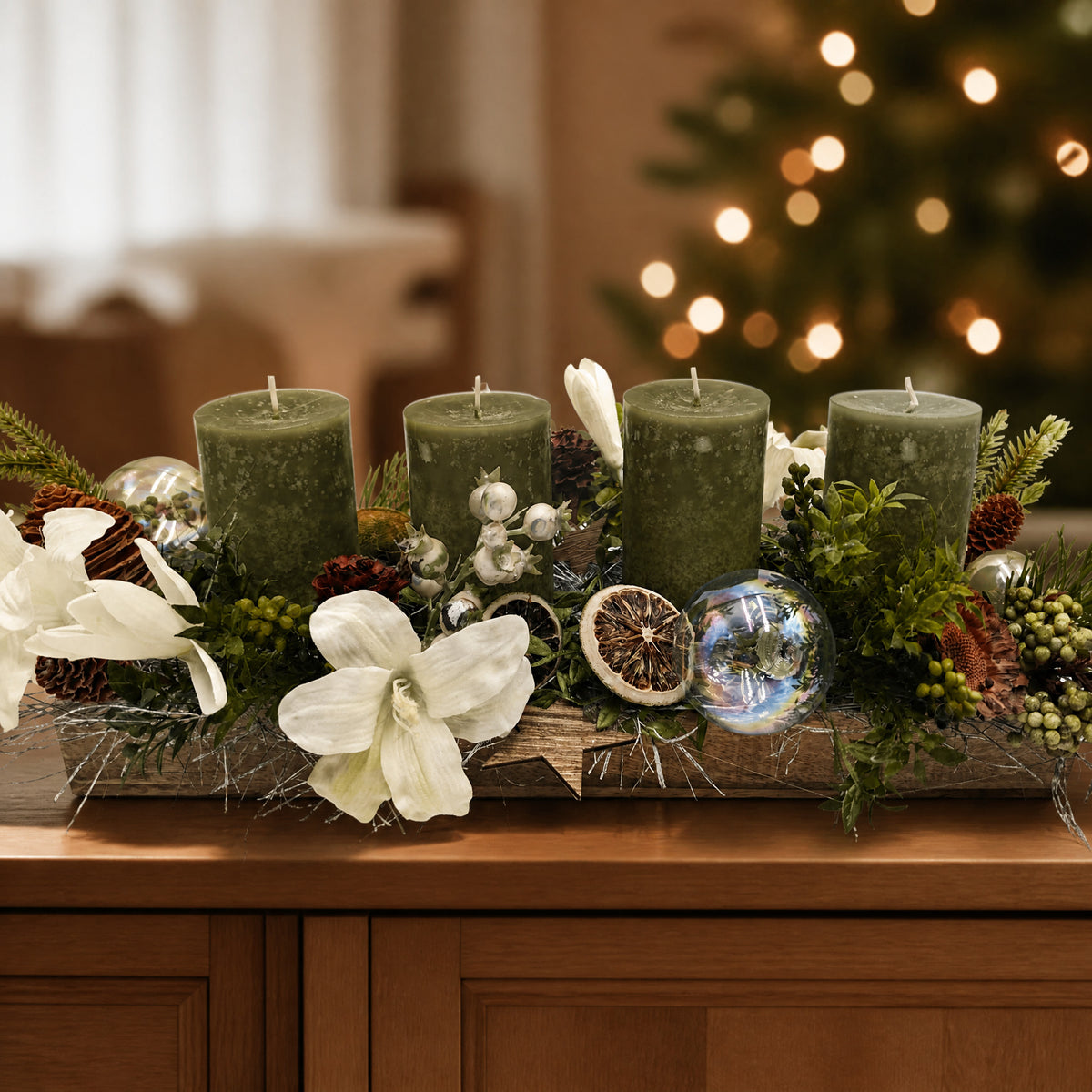 Szene Adventsgesteck Kugeln Orangen Stern Amaryllis grün creme