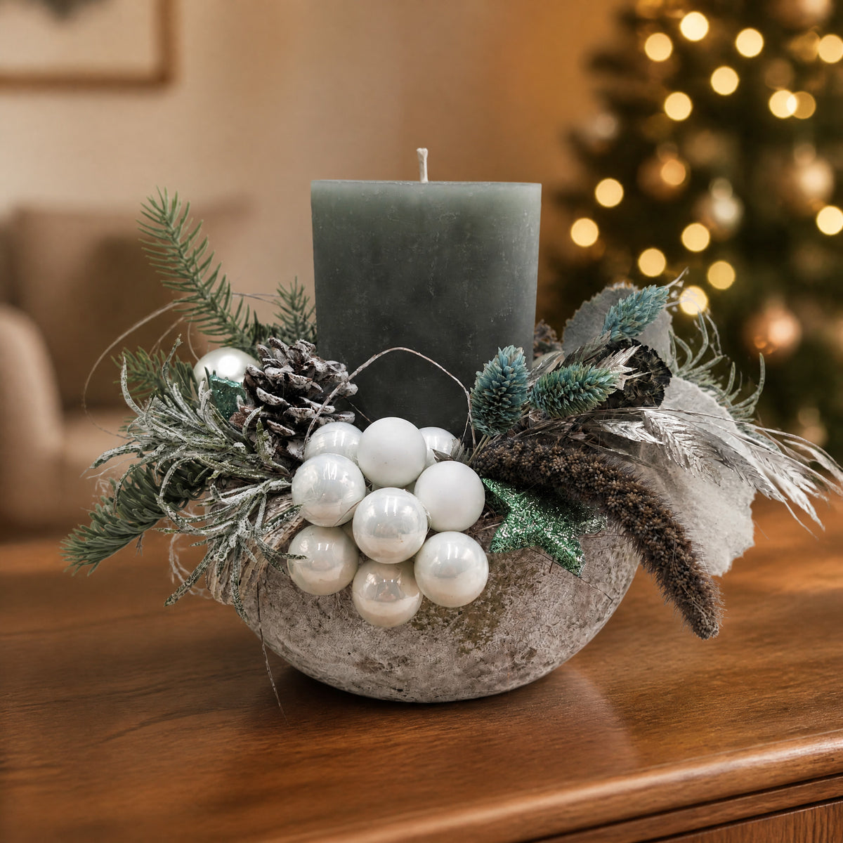 Szene Weihnachtsgesteck Kerze Kugeln Zapfen Stern weiß grün