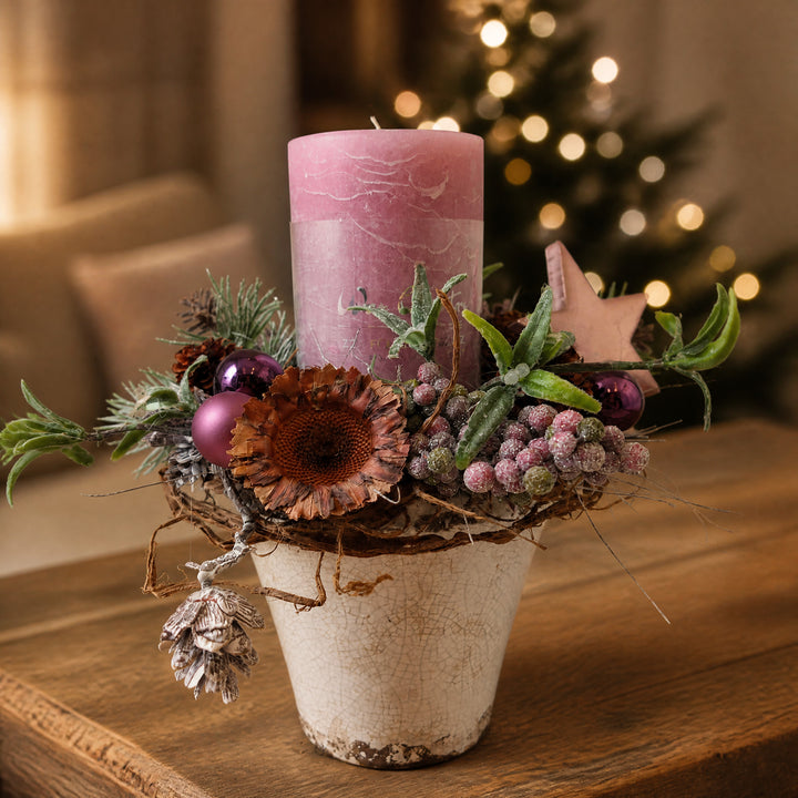 Szene Weihnachtsgesteck Kerze Kugeln Stern Zapfen rosa altrosa