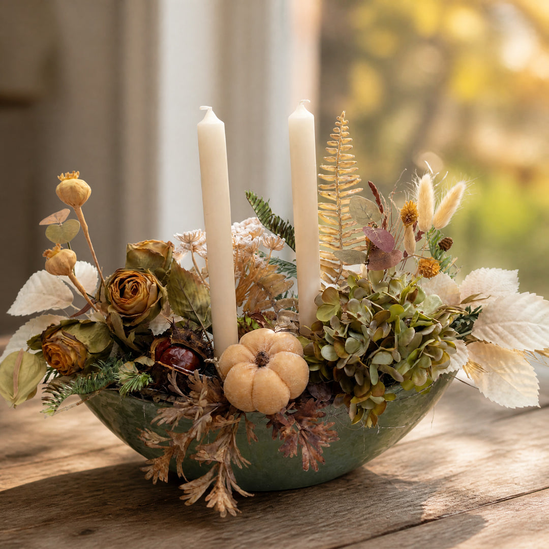 Szene Herbstgesteck Kürbis Kastanie Hortensie creme grün mit Kerzen