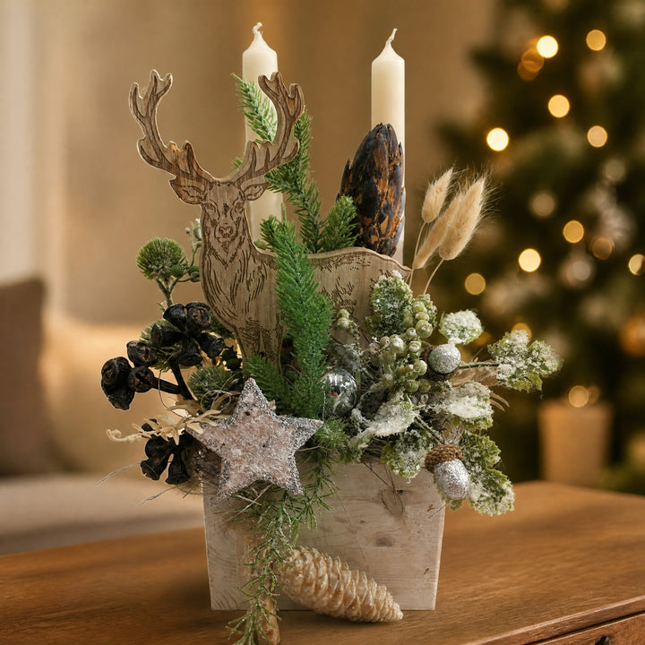 Szene Weihnachtsgesteck Hirsch Stern Kugel Eichel creme natur silber