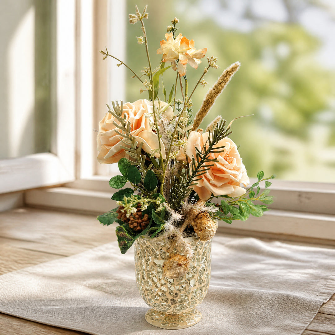 Szene Tischgesteck Rosen Blüten Gräser apricot grün im Mosaik-Pokal