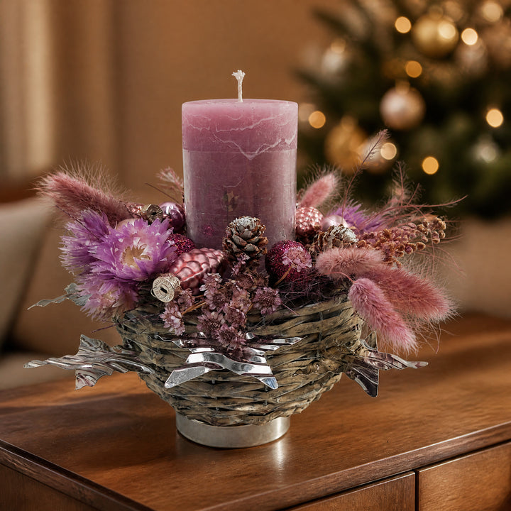 Szene Weihnachtsgesteck Kerze Kugeln Stern Zapfen rosa silber