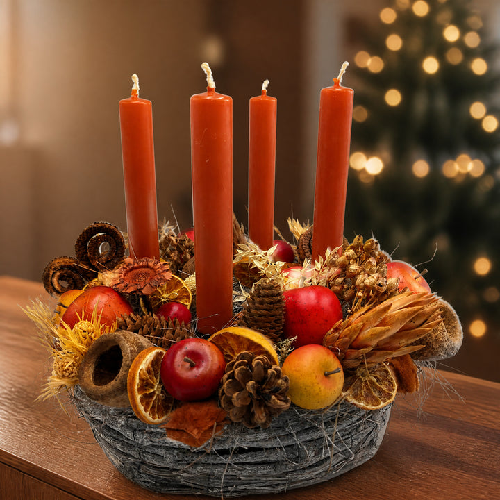 Szene Adventskranz Apfel Orange Zapfen im Korb orange natur