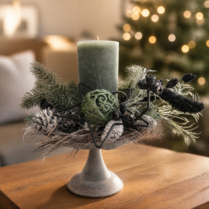 Szene Weihnachtsgesteck Kerze Kugel Stern Zapfen salbei schwarz