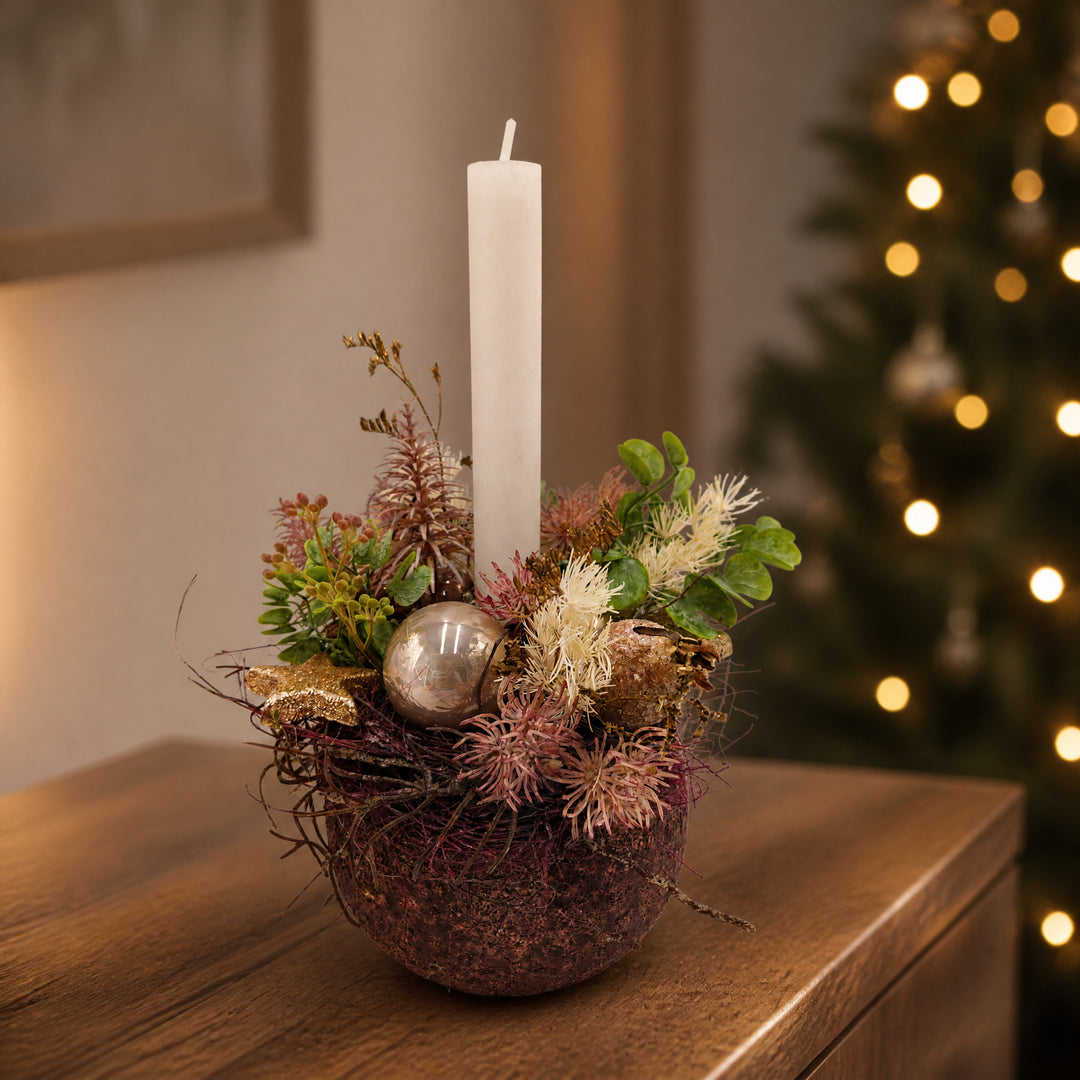 Szene Weihnachtsgesteck Kerze Kugel Stern Distel creme rosa