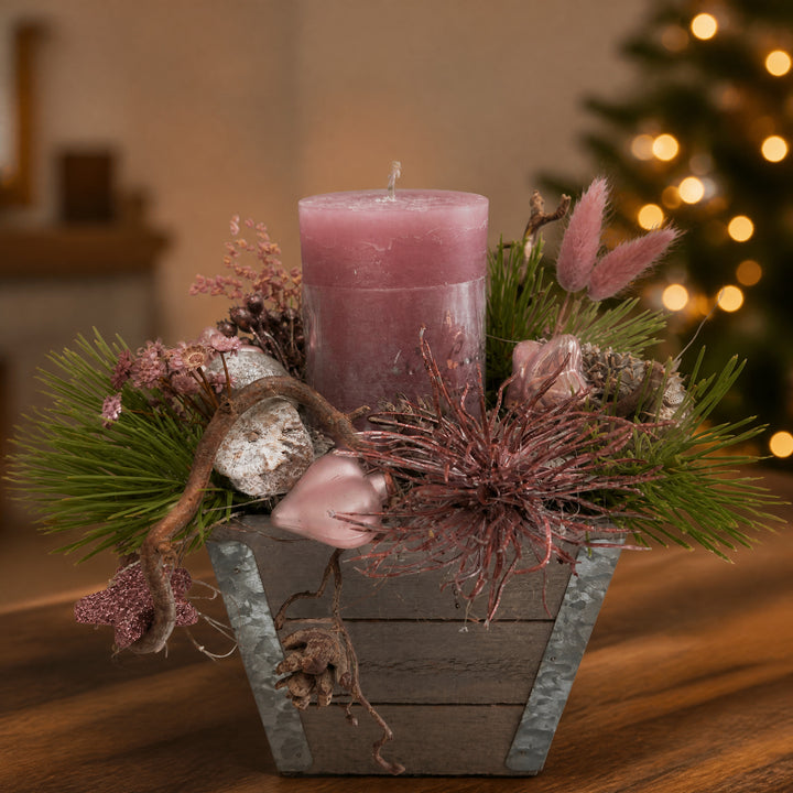 Szene Weihnachtsgesteck Kerze Kugel Stern Spider rosa grün