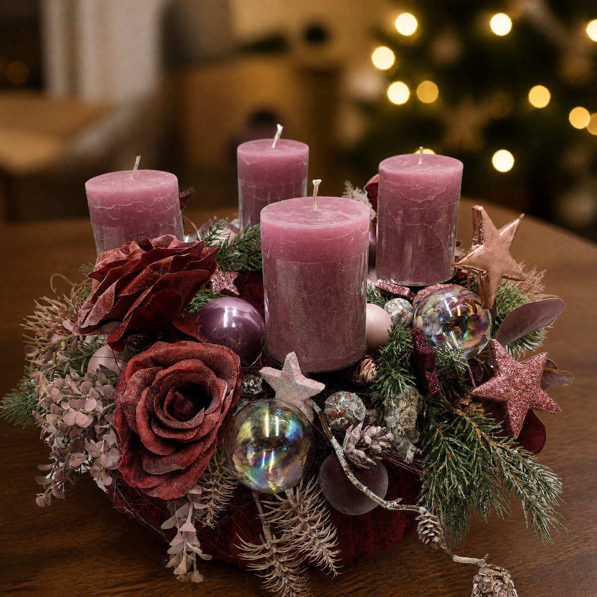 Szene Adventsgesteck Rosen Kugeln Sterne rosa dunkelrot