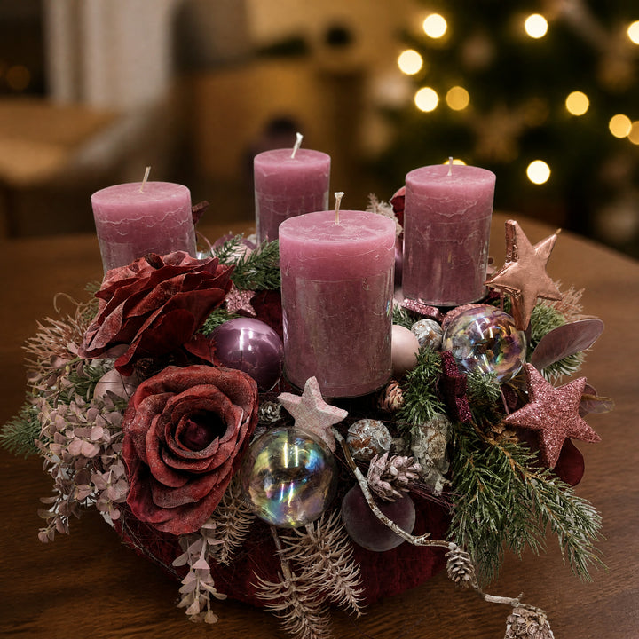 Szene Adventsgesteck Rosen Kugeln Sterne rosa dunkelrot