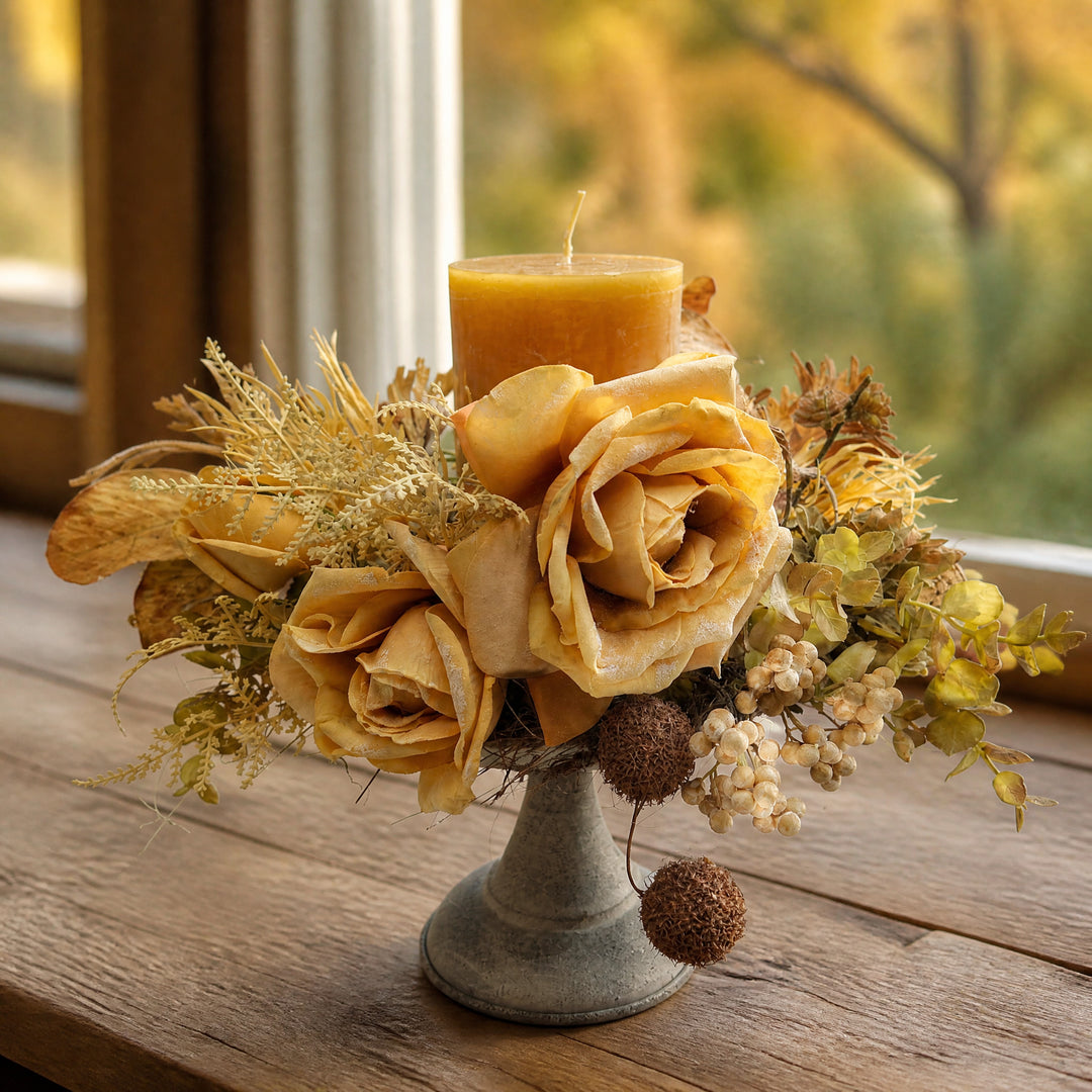 Szene Herbstgesteck Rosen Hagebutte Kerze ocker creme im Pokal