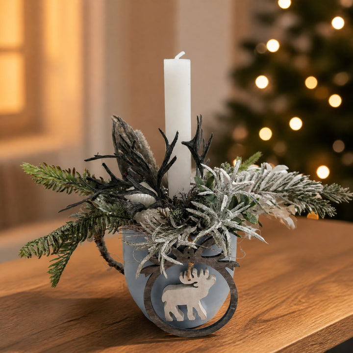 Szene Weihnachtsgesteck Kerze Elch Tanne blau weiß