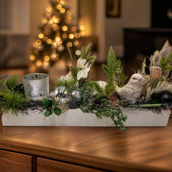 Szene Weihnachtsgesteck Kugel Vogel Mohn weiß grün Tischgesteck lang